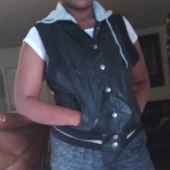 Sleeveless jacket - Picture 5 of 8